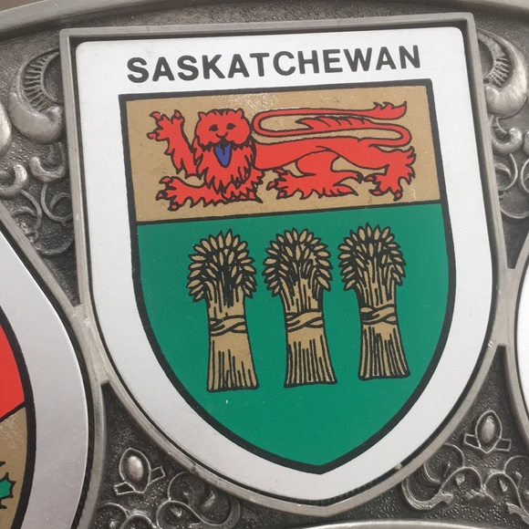 Vintage Collector's Plate Of Canada With Flags of The Canadian Provinces - Picture 12 of 17